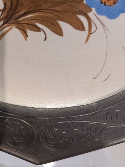 Talerz ceramiczny w ramie z cyny