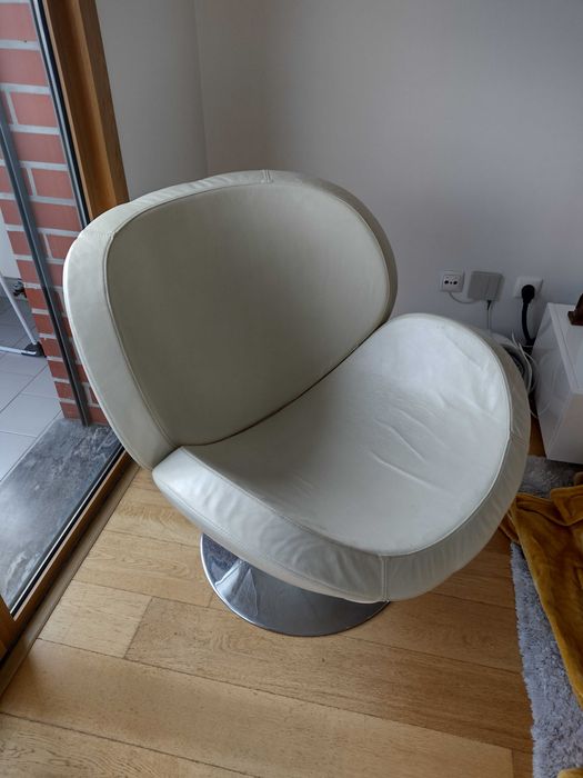Cadeirão rotativo em pele cor marfim da BoConcept