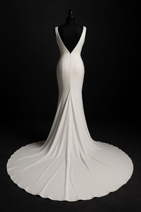 Biała suknia ślubna z długim trenem koronka odkryte plecy Pronovias