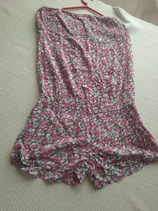 Macacão calção as flores praia ou campo.Super giro.