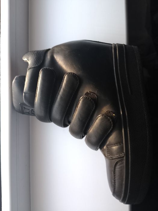 Чёрные сникерсы на платформе с липучками