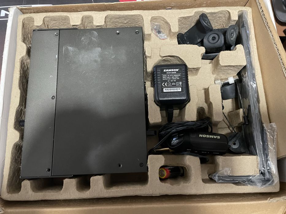 Wireless AKG WMS 40 | Samson Airline Synth