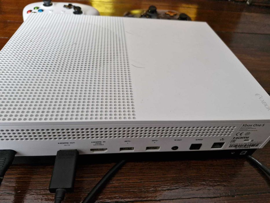 Xbox one  1 терабайт з двома геймпадами