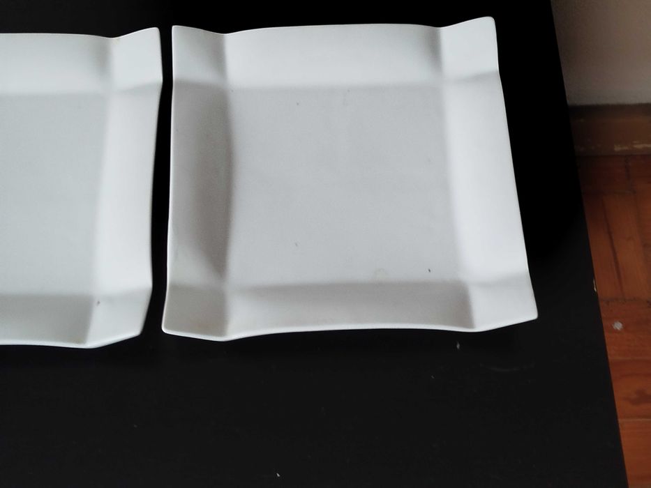 Dois pratos de decoração ou para aperitivos quadrados brancos