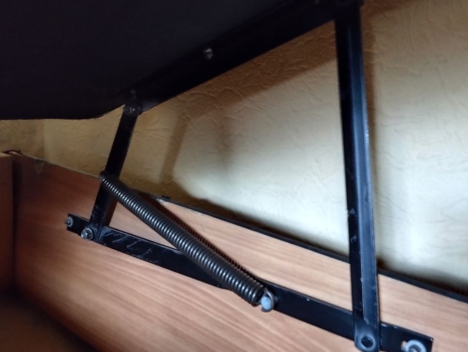 Продається кутовий диван.Довжина- 2 м 80 см,ширина спальної част.-1м30