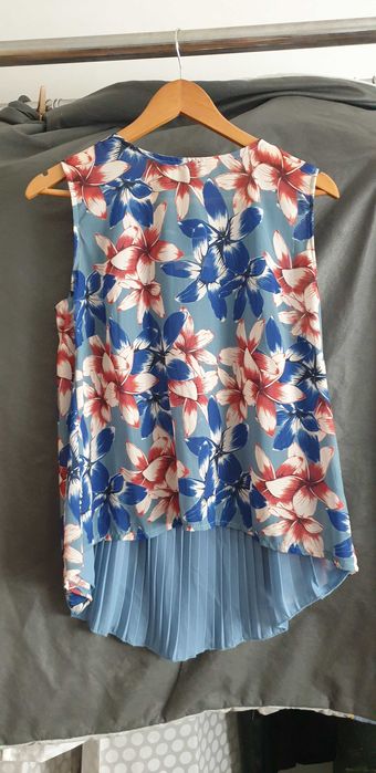 Blusa florida com drapeado