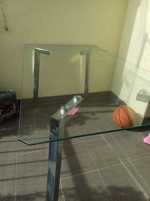 Stół szklany , metalowe nogi