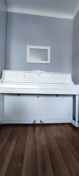 Pianino białe firmy Hoffman