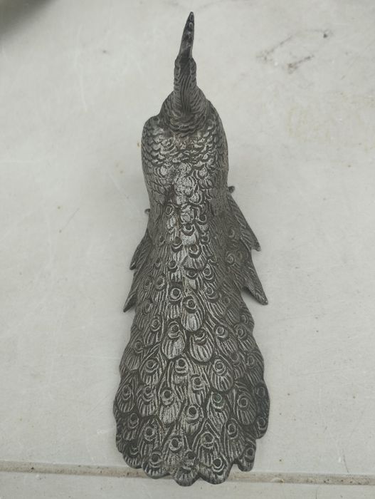 Peça decorativa em estanho com design de pavão