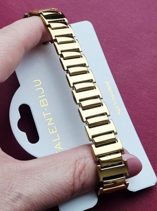 Pulseira elástica, dourada, em aço inoxidável.