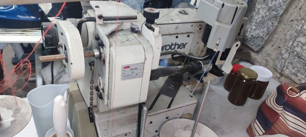 Maquina costª. ind.  recobr.e bainhas./ bancada c/ Nova BROTHER-Mod  F
