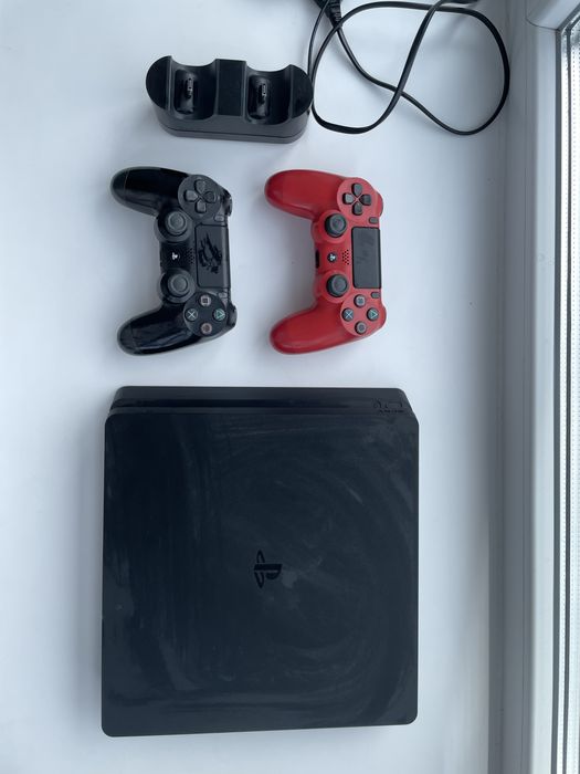 PlayStation 4 Slim 500GB + 2 оригінальні геймпади + зарядна станція