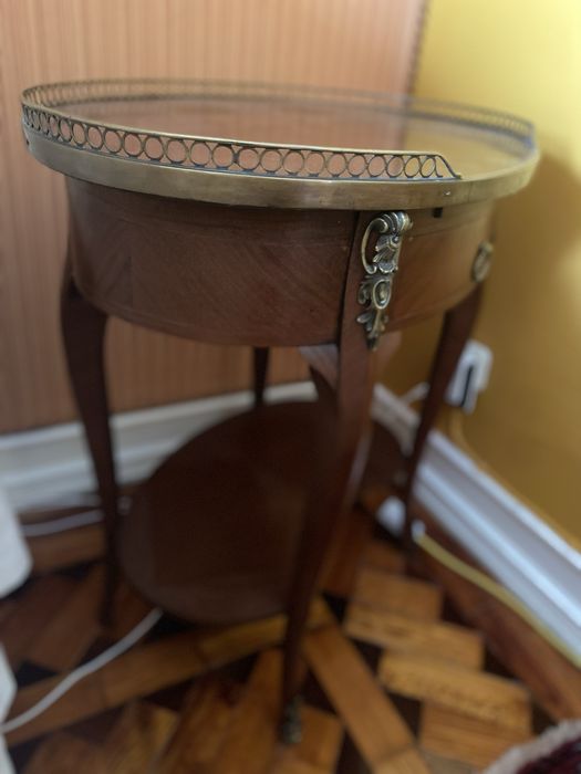Par de Mesas de Cabeceira Vintage com detalhes em metal - Estilo Class