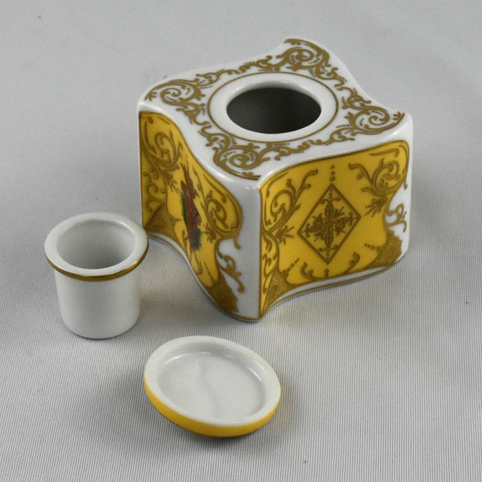 Tinteiro em porcelana com brasão, ricamente decorado com dourados