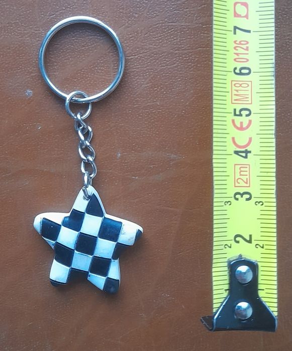 Breloczek nieforemna gwiazda z szachownicą.