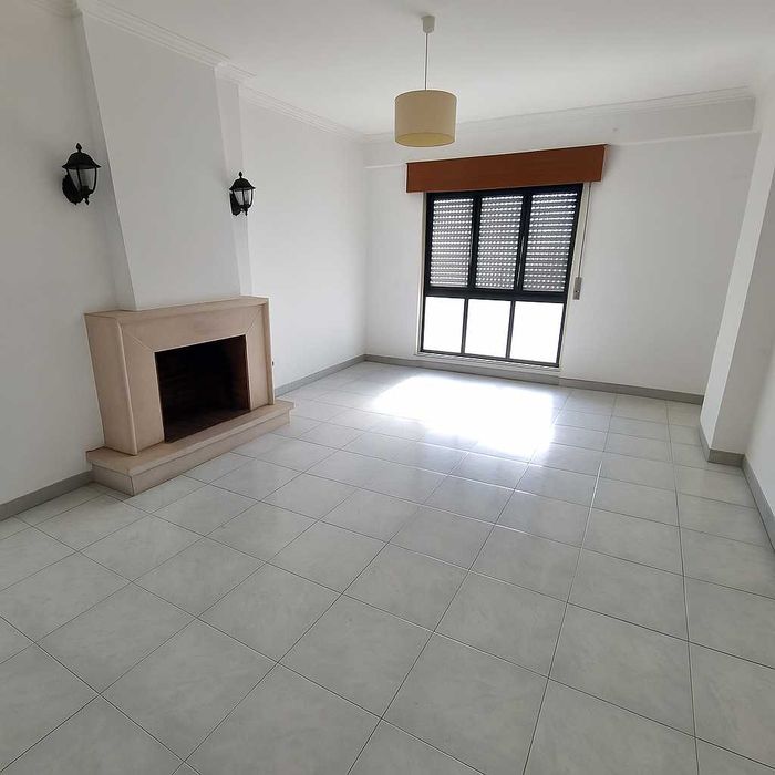 Arrenda-se T3 127 m2 2 WC garagem Sto. António Cavaleiros Loures