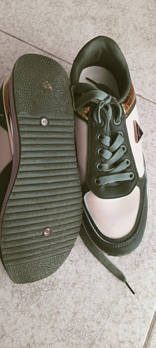 Sapatilhas verdes e douradas