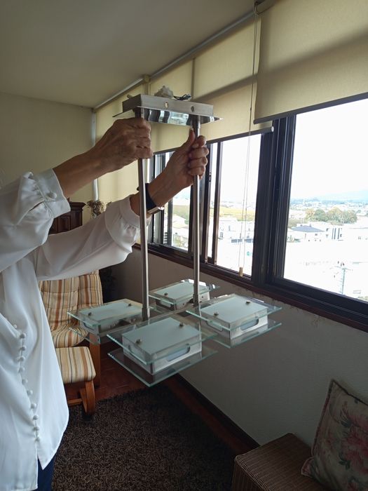 Candeeiro de pé ajustável, de tecto e de parede