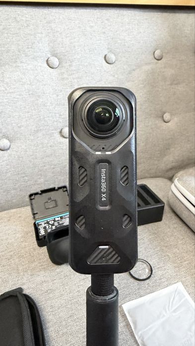 Kamera Insta 360 x 4 plus dodatki