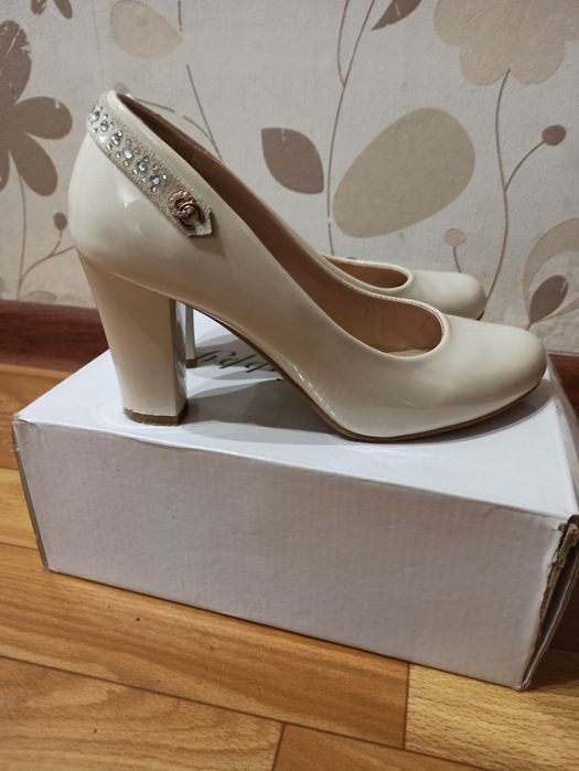 Туфлі бежеві лаковані