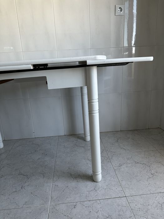 Mesa de cozinha branca