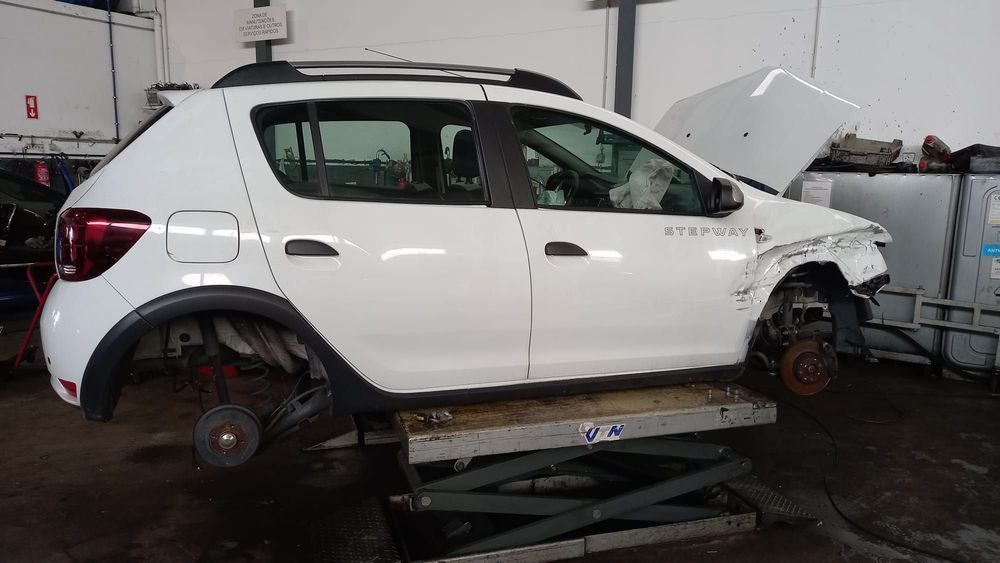 Painel traseiro esq Dacia Sandero II Stepway TCe 90 LPG 2017