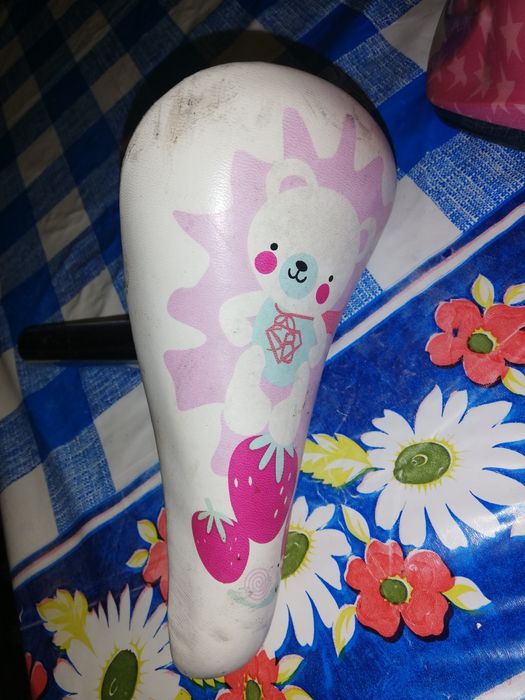 Capacetes e banco bicicleta