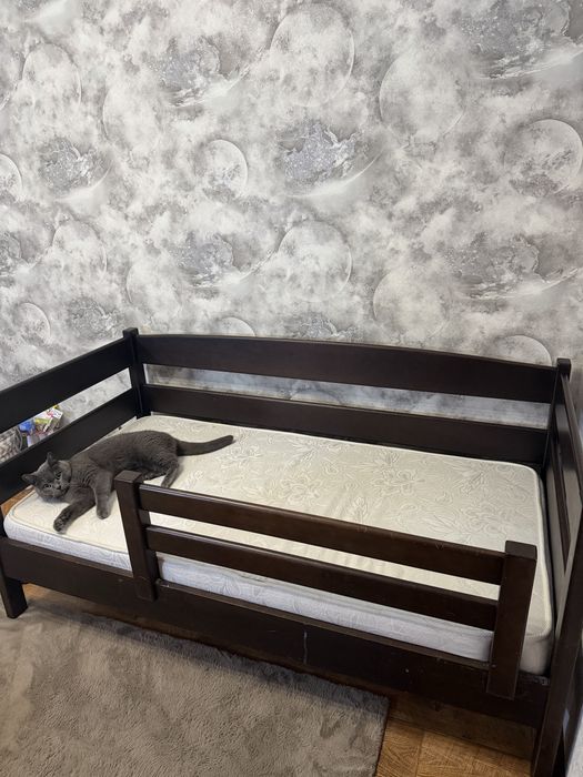 Дитяче ліжко.