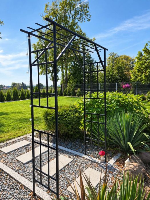 Pergola stalowa kwiatowa