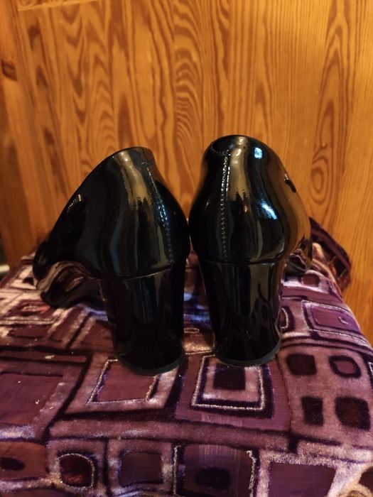 Eleganckie buty na obcasie z lakierowanej skóry Lasocki