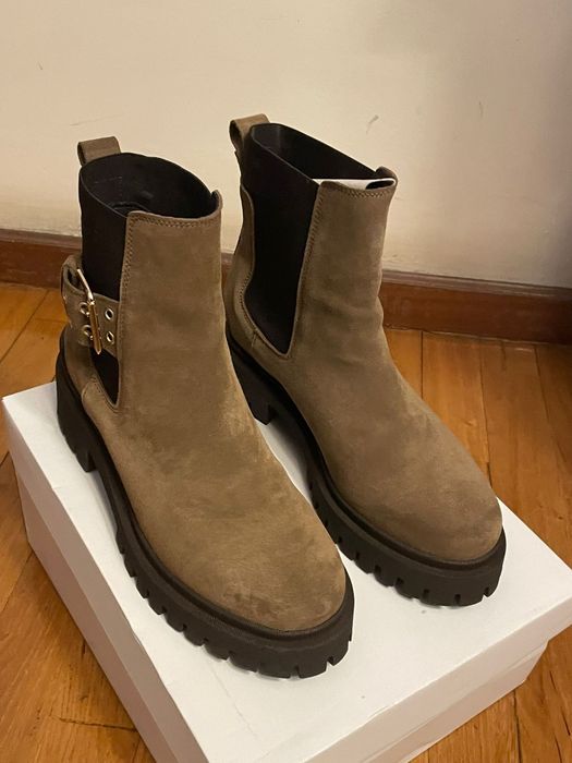 Botas Chelsea em camurça