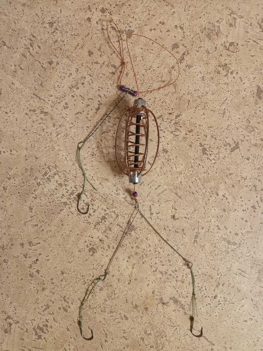 Кормушка фидерная с 3мя крючками