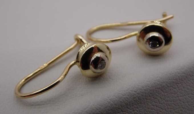 Delikatne złote wiszące kolczyki z diamentami brylanty 0,04 ct.