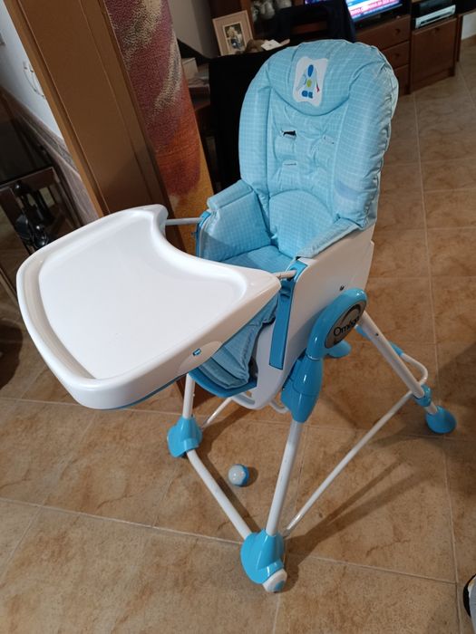 Mesa  e cadeira bebê Confort bem estimada