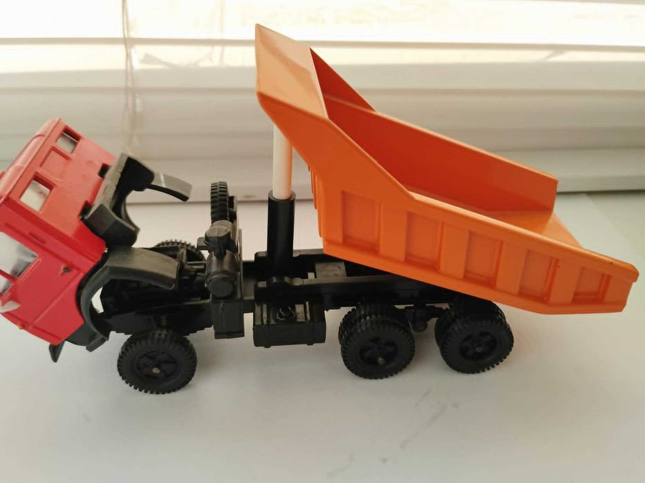 модели КАМАЗов  5320, 55111 и 5410 сделано в СССР м 1/43 в идеальном состоянии