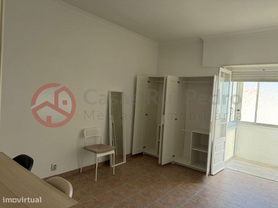 Apartamento T4 remodelado, a 5 minutos do metro do Laranjeiro, Almada