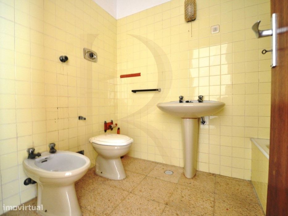 Apartamento T3 com elevador e varandas em Setúbal