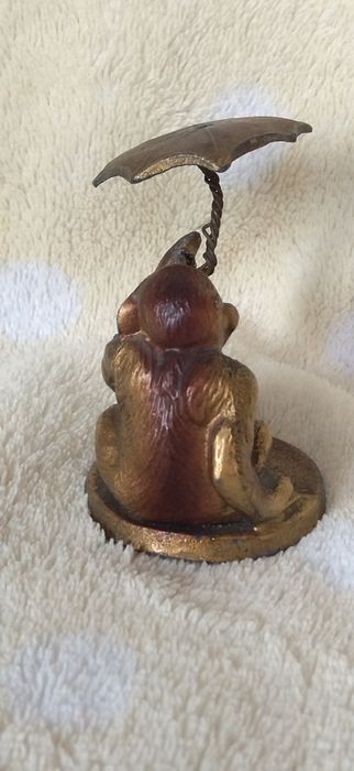 Rzeźba figurka małpka z parasolką miedziana