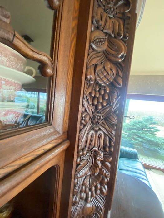 Kredens antyk litego drewno