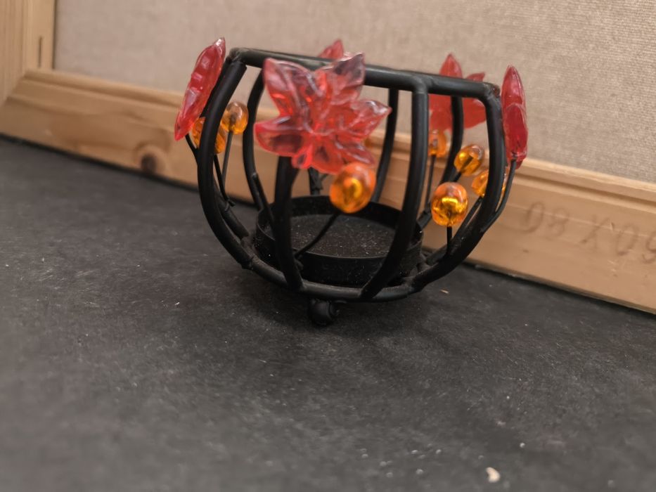 Porta-velas decorativo metal e plástico.
Porta-velas com um design enc