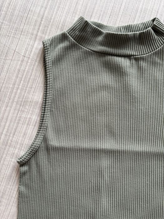 Top canelado verde Stradivarius