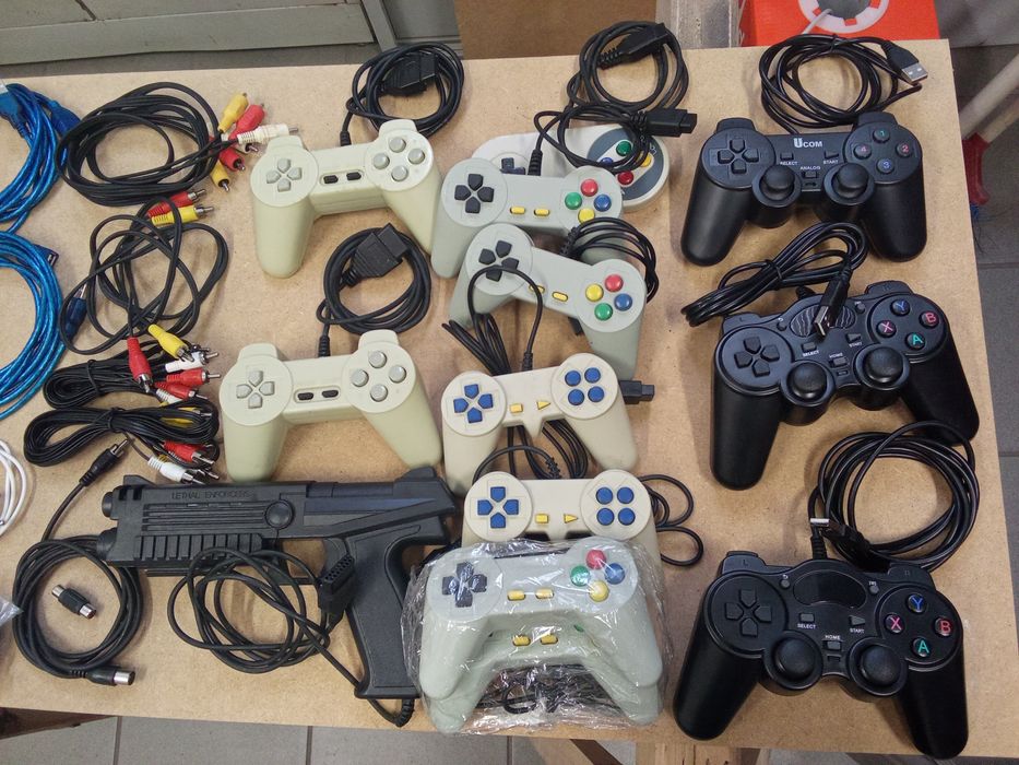Material diverso para consolas antigas e 2 consolas