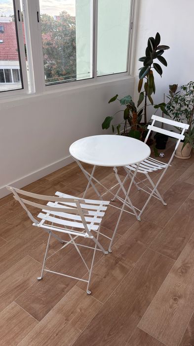 Conjunto mesa de jardim e cadeiras
