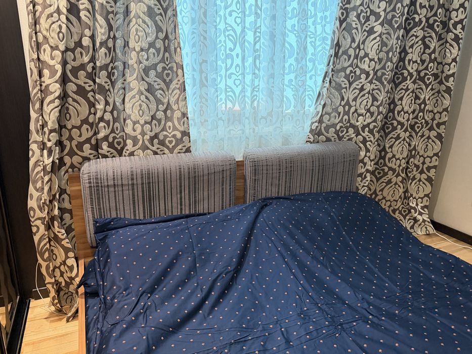 Ліжко спальне ,двоспальне ліжко ,продам ліжко та дві тумбочки +матрац