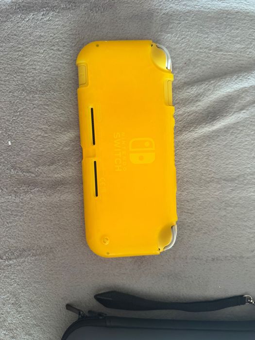 Nintendo Switch Lite Amarela (Como Nova + Caixa e Extras)