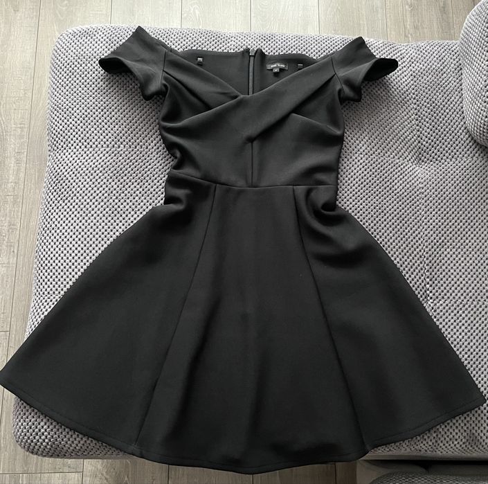 Чорна сукня на плечі