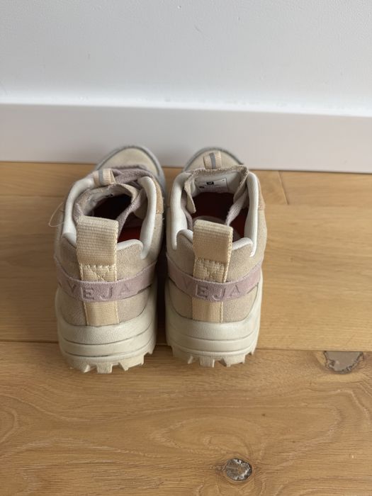 Veja Venturi Suede w kultowej, pastelowej kolorystyce Almond Peach Multico 36