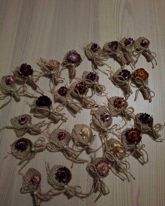 27 бутоньєрок з геліхризумом