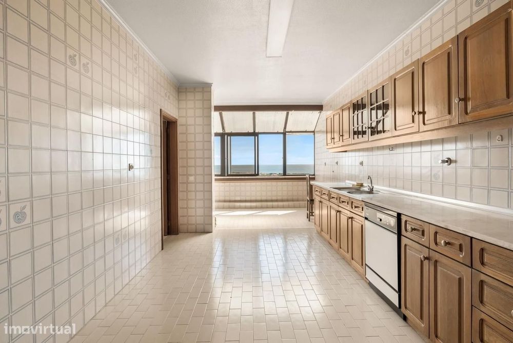 Apartamento T5 com estacionamento, Quinta das Palmeiras, Oeiras