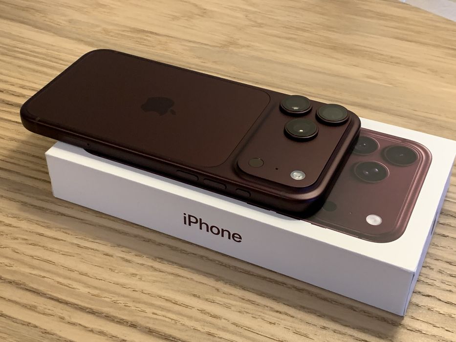 iPhone 18 Pro Max - Burgundy (RESERVADO)
